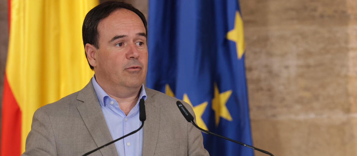 Imagen tomada este viernes de Juanfran Pérez Llorca en el Palau de la Generalitat anunciando las medidas para paliar los efectos de la guerra en Irán