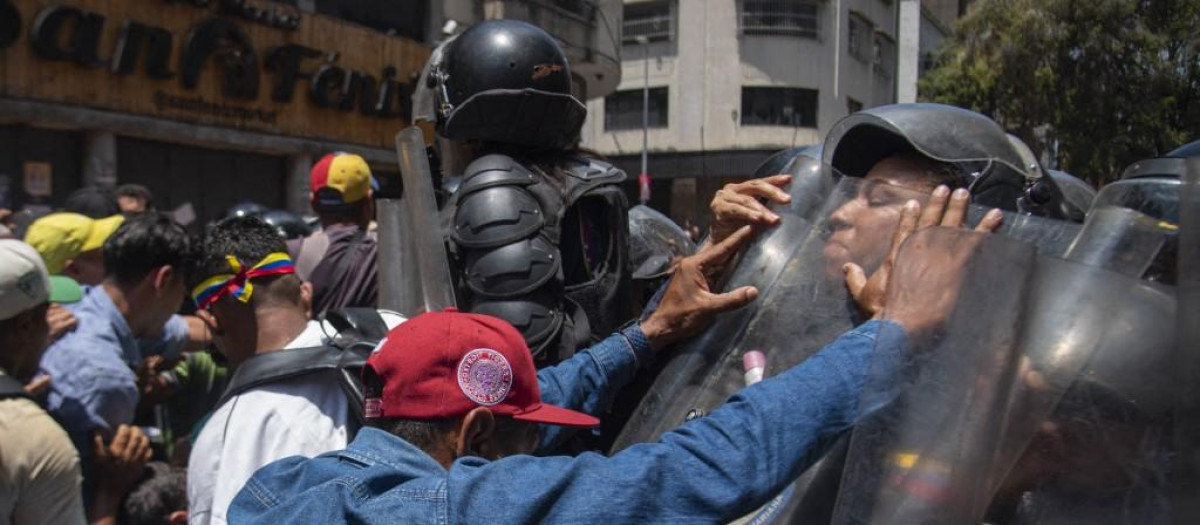 Opponents of interim President Delcy Rodriguez's government clash with police during a demonstration calling for higher wages and pensions in Caracas, Venezuela, on April 9, 2026. (Photo by Jonathan Lanza/NurPhoto) (Photo by Jonathan Lanza / NurPhoto via AFP)