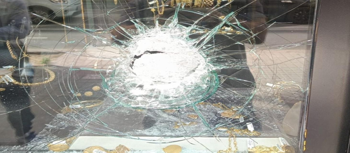 Imagen del escaparate de la joyería que sufrió un robo en el distrito de Abastos, en Valencia