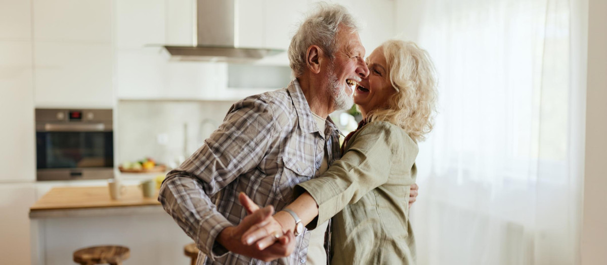 Una pareja de ancianos disfrutando en casa
