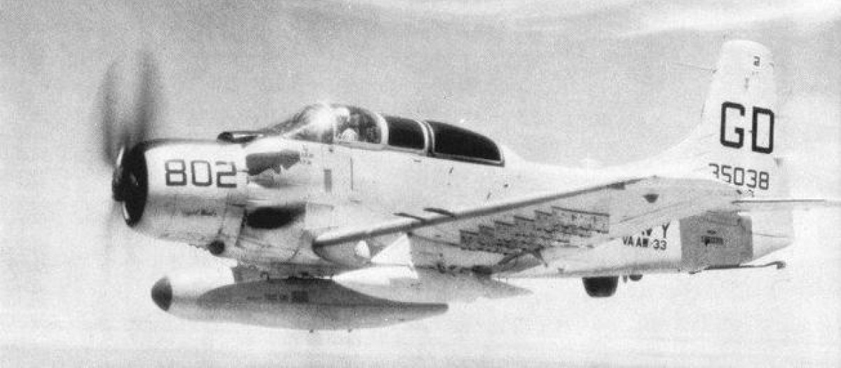 U.S. Navy Douglas AD-5N Skyraider, avión utilizado para los ataques con Lazy Dog