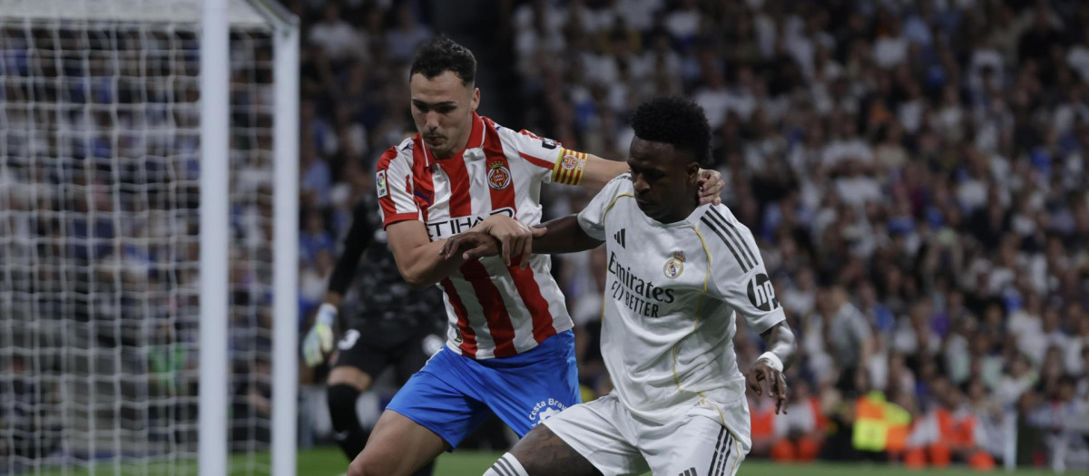 Vinicius pelea un balón con Arnau Martínez durante el Real Madrid - Girona