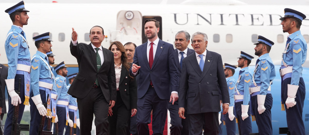 El vicepresidente de EE.UU., JD Vance, en el aeropuerto de Islamabad, para las negociaciones de la paz con Irán