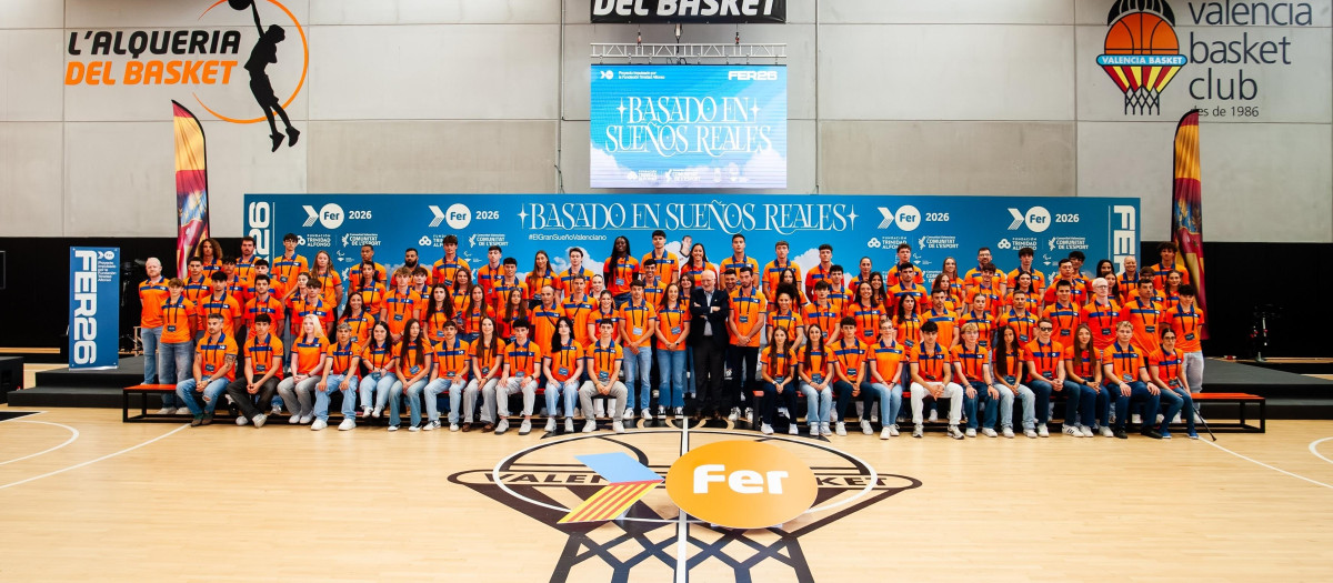 Imagen de Juan Roig rodeado de los deportistas becados por el proyecto FER