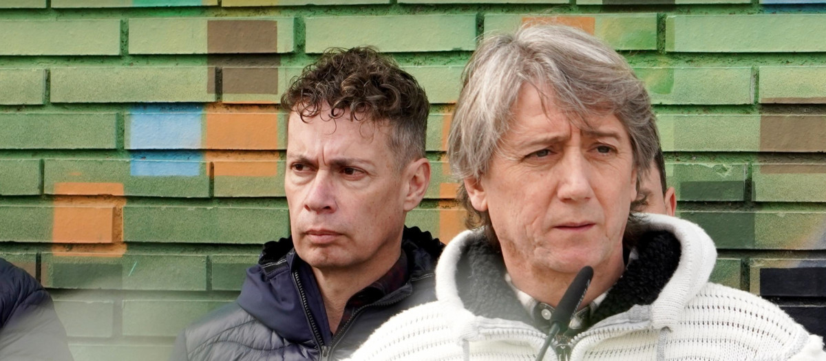 El secretario general del PSOECyL, Carlos Martínez, visita el Fab Lab León junto a la cabeza de lista por León Nuria Rubio y el número dos, Mario Rivas (izquierda)