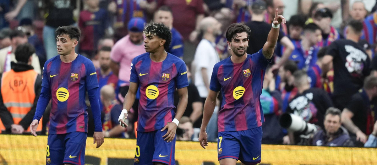 BARCELONA, 11/04/2026.- El delantero del Barcelona Ferrán Torres (d) celebra tras marcar el 2-0, durante el partido de la jornada 31 de LaLiga EA Sports que FC Barcelona y RCD Espanyol disputan este sábado en el Camp Nou. EFE/Enric Fontcuberta