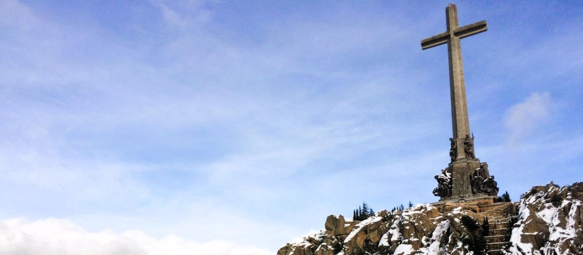 La gran cruz del Valle de los Caídos, vista desde la hospedería monástica