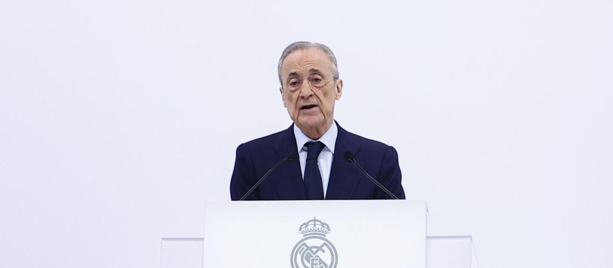 MADRID, 12/04/2026.- El presidente del Real Madrid, Florentino Pérez, da un discurso durante la ceremonia de entrega de insignias, otorgadas a modo de reconocimiento, a los socios que han permanecido en el club de manera ininterrumpida durante 50 años, con insignias de oro, y 60 años, con insignias de oro y brillantes, este domingo, en el  Pabellón de Baloncesto Ciudad Real Madrid. EFE/ Rodrigo Jiménez