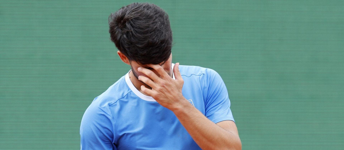 ROQUEBRUNE CAP MARTIN (France), 12/04/2026.- Carlos Alcaraz of Spain reacts against Jannik Sinner of Italy during the men's singles final at the ATP Monte-Carlo Masters tennis tournament in Roquebrune Cap Martin, France, 12 April 2026. (Tenis, Francia, Italia, España) EFE/EPA/SEBASTIEN NOGIER