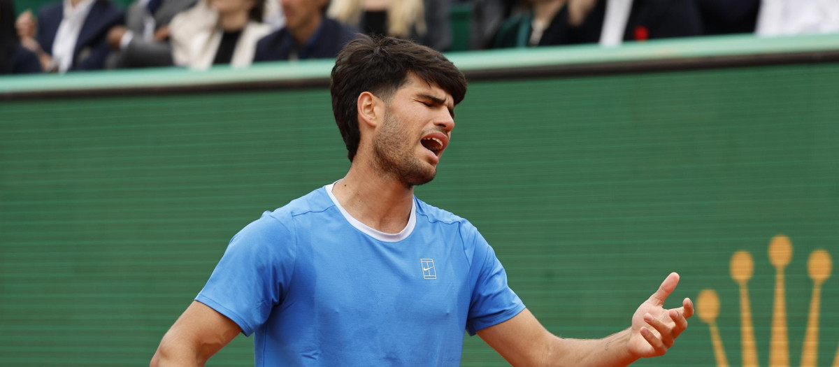 ROQUEBRUNE CAP MARTIN (France), 12/04/2026.- Carlos Alcaraz of Spain reacts during the men's singles final at the ATP Monte-Carlo Masters tennis tournament in Roquebrune Cap Martin, France, 12 April 2026. (Tenis, Francia, España) EFE/EPA/SEBASTIEN NOGIER