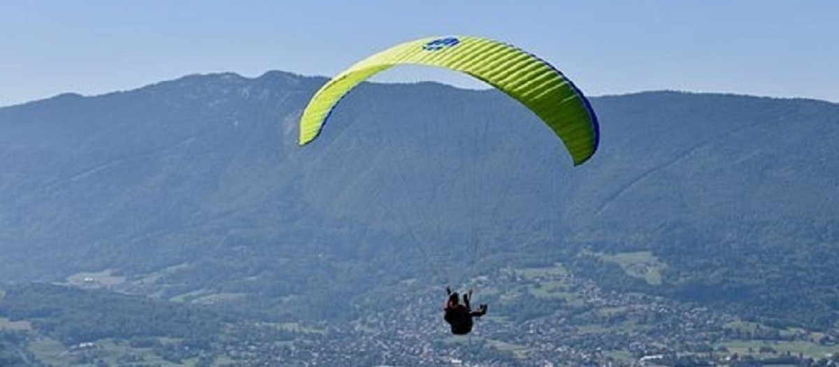 Imagen de archivo de una persona practicando parapente
