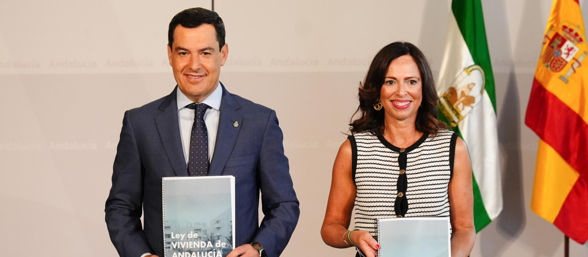 El presidente de la Junta, Juanma Moreno, junto a la consejera de Fomento, Rocío Díaz, en la presentación de la Ley de Vivienda de Andalucía (archivo)