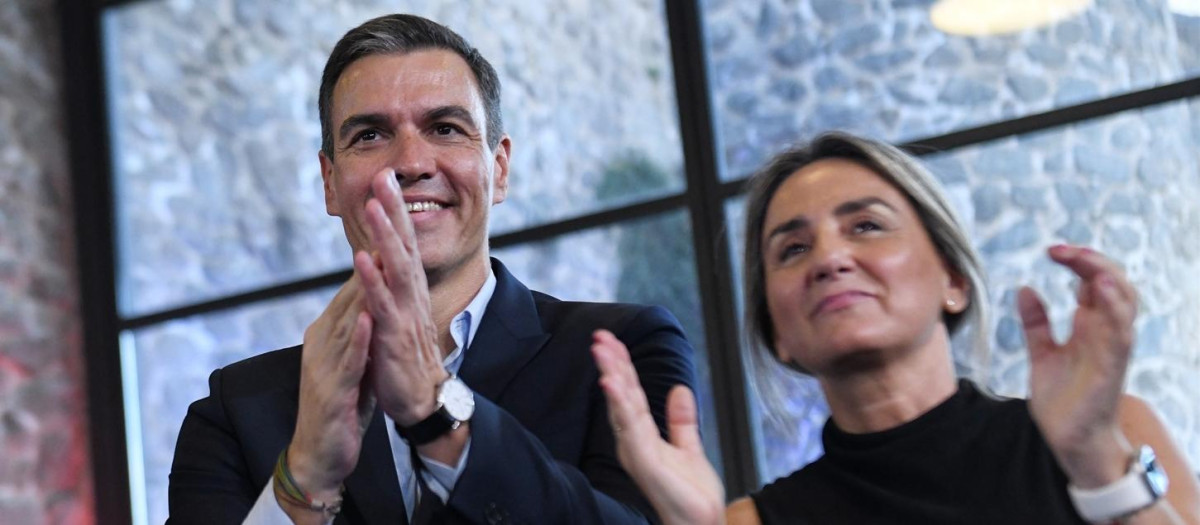 El presidente del Gobierno, Pedro Sánchez, junto a la ministra de Educación, Milagros Tolón