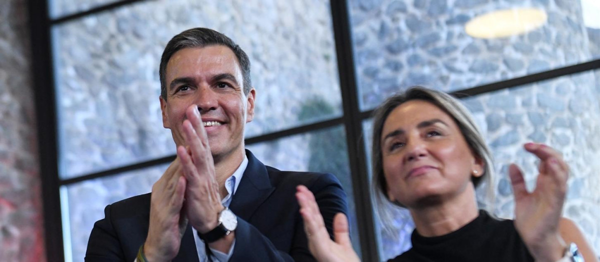 El presidente del Gobierno, Pedro Sánchez, junto a la ministra de Educación, Milagros Tolón