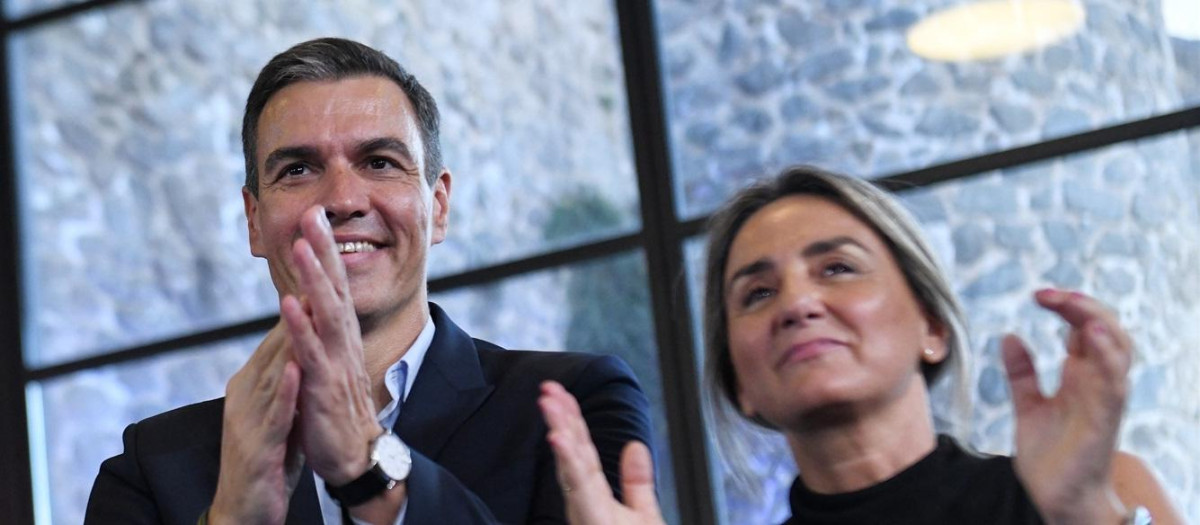 El presidente del Gobierno, Pedro Sánchez, junto a la ministra de Educación, Milagros Tolón