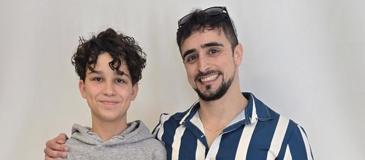 El joven investigador, Erick Damas, junto a su profesor, Sergio Mejías