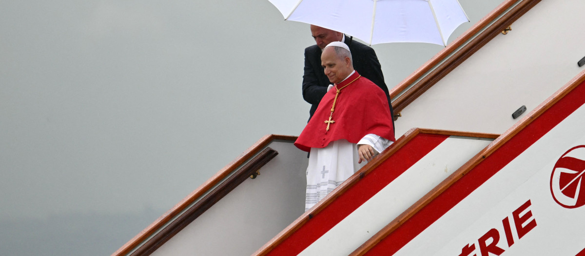 León XIV desciende del avión tras aterrizar en el Aeropuerto Internacional Houari Boumediene