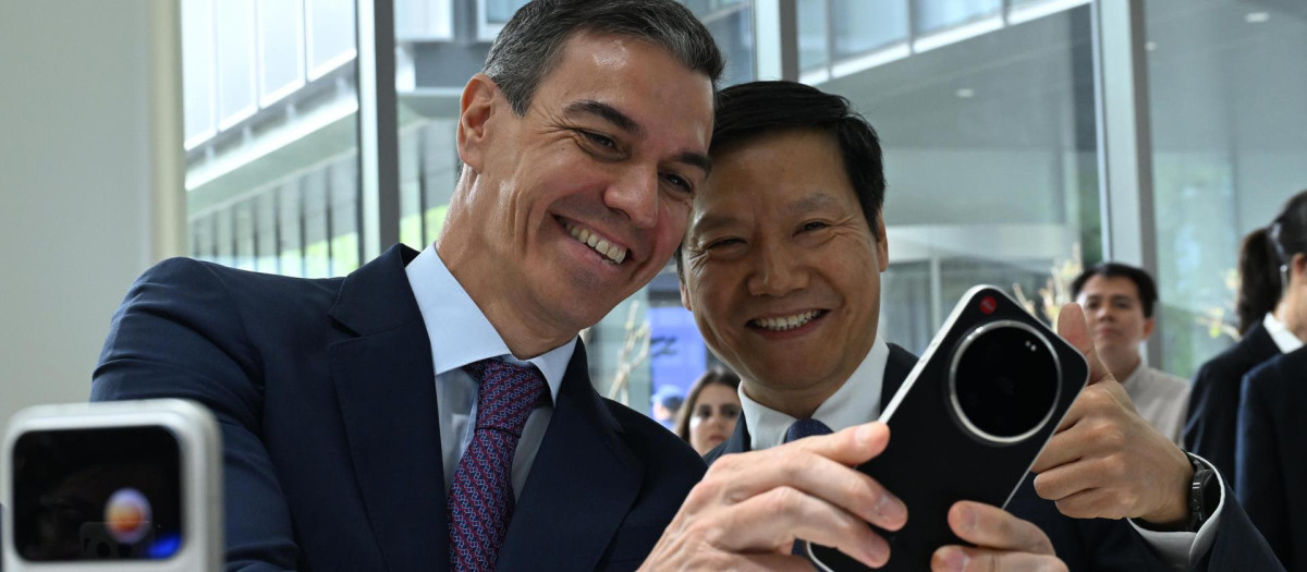 Pedro Sánchez (i), durante su visita este lunes en Pekín a la sede de la tecnológica Xiaomi junto a su fundador, Lei Juny (d)