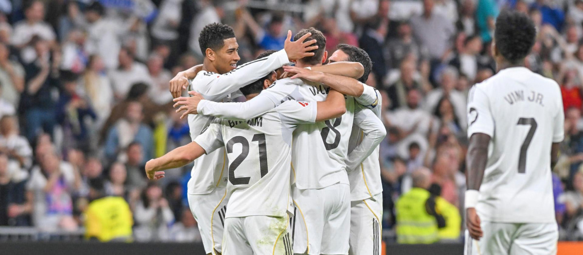 Los jugadores del Real Madrid celebran el gol de Valverde ante el Girona