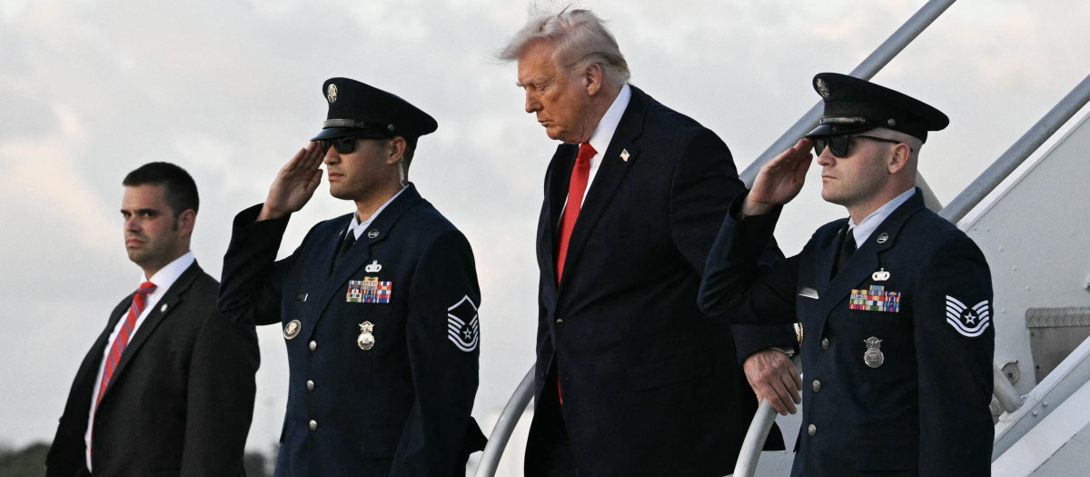 El presidente Donald Trump desciende del Air Force One para un evento en Miami