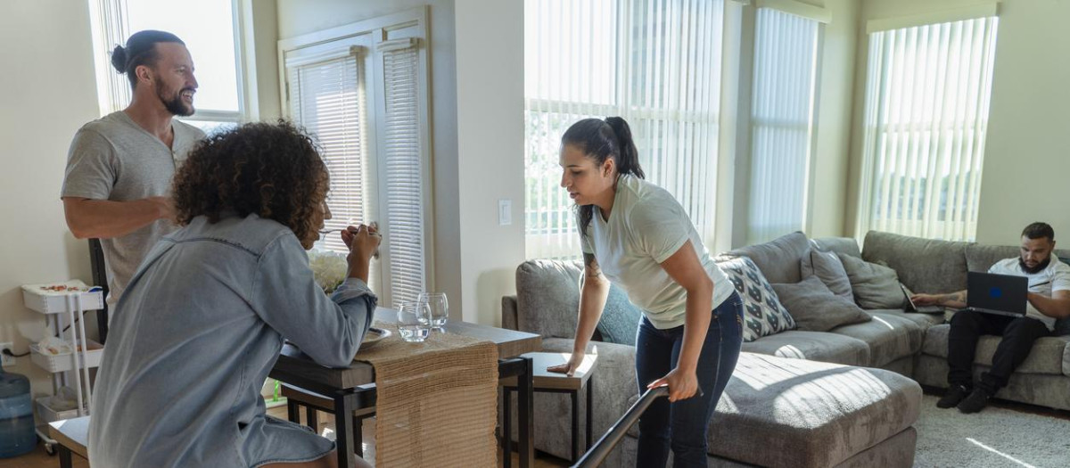 Unos jóvenes comparten piso, en una imagen de archivo