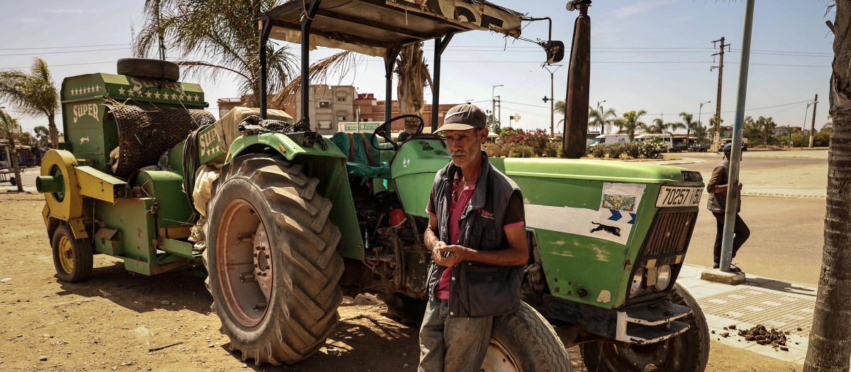 Agricultor marroquí junto a un tractor en la localidad de Sidi Slimane, a 120 kilómetros de Rabat