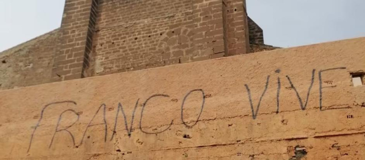 Pintada "Franco vive" en el castillo de Álora