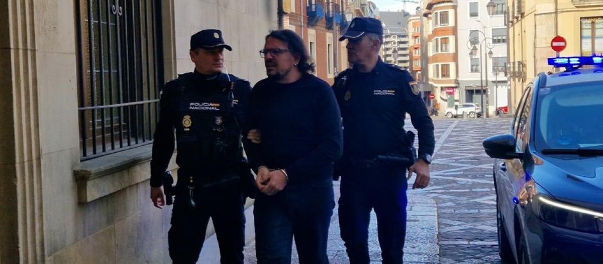 El acusado de tentativa de asesinato hacia su pareja en 2024 a su entrada a la Audiencia Provincial de León