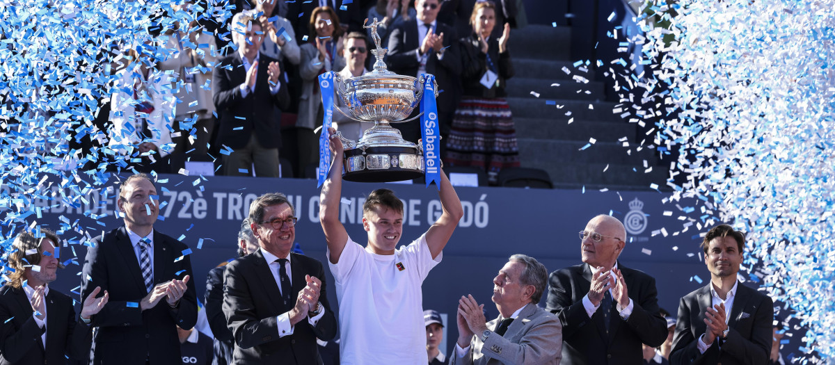 Holger Rune levantando el Trofeo de Conde de Godó en 2025