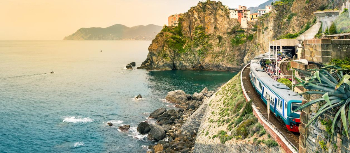 El Cinque Terre Express en la estación de Manarola (Italia)