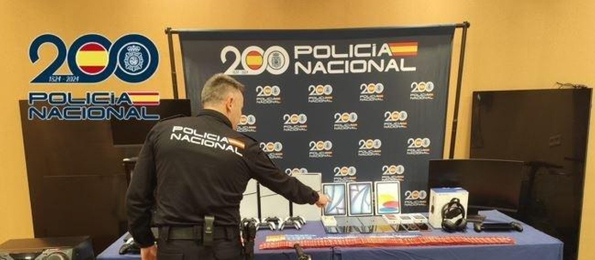 Los créditos eran utilizados para financiar on line la compra de todo tipo de bienes, así como para contratar tratamientos de mejora de apariencia física como implantes, operaciones estéticas, etcétera

REMITIDA / HANDOUT por POLICÍA NACIONAL
Fotografía remitida a medios de comunicación exclusivamente para ilustrar la noticia a la que hace referencia la imagen, y citando la procedencia de la imagen en la firma
14/4/2026