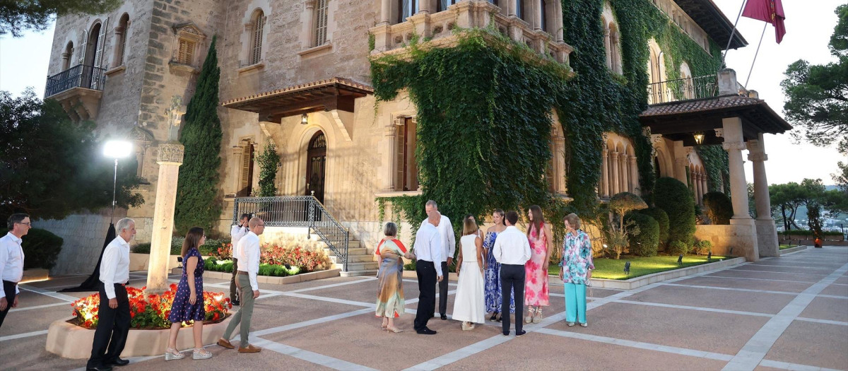 Los Reyes Don Felipe y Doña Letizia, la Princesa Leonor, la Infanta Sofía y la Reina Doña Sofía durante la recepción a las autoridades y una representación de la sociedad balear en el Palacio de Marivent, a 4 de agosto de 2025, en Palma de Mallorca (Islas Baleares, España)

Raúl Terrel / Europa Press
RECEPCIÓN;CASA REAL;GENTE
04/8/2025
