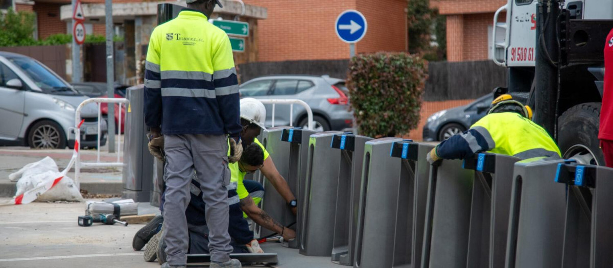 Momento de la instalación de bicimad en Pozuelo de Alarcón