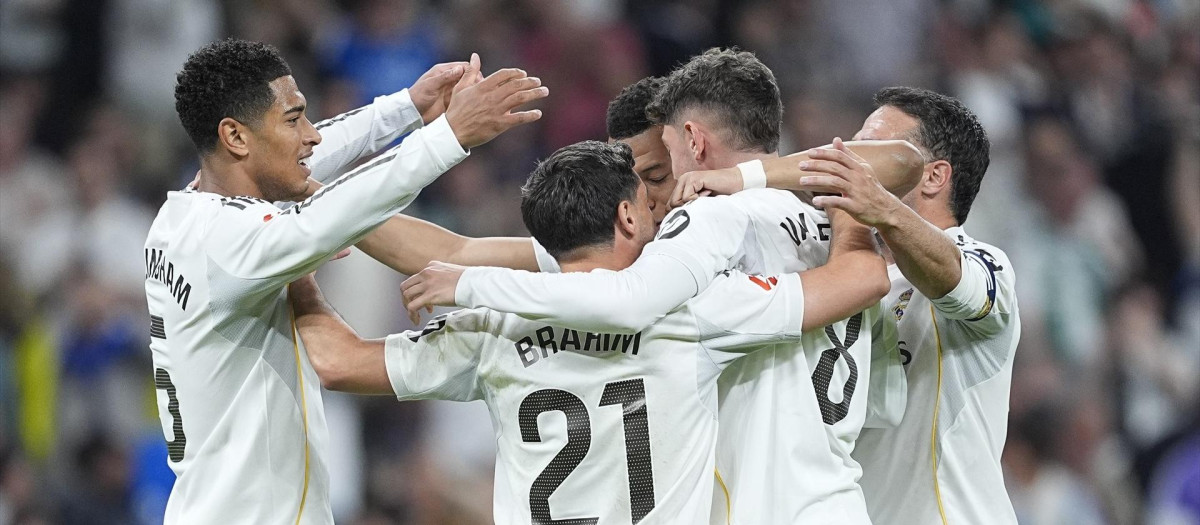 Los jugadores del Real Madrid celebran un gol en el Santiago Bernabéu