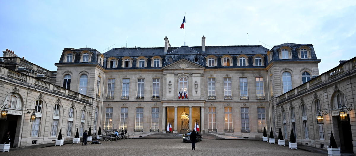 Una vista general muestra el patio delantero y la fachada del Palacio del Elíseo, sede de la presidencia francesa, en Parí