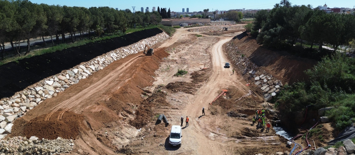 Imagen aérea de los trabajos de la Confederación Hidrográfica del Júcar en el barranco del Poyo a su paso por Picanña