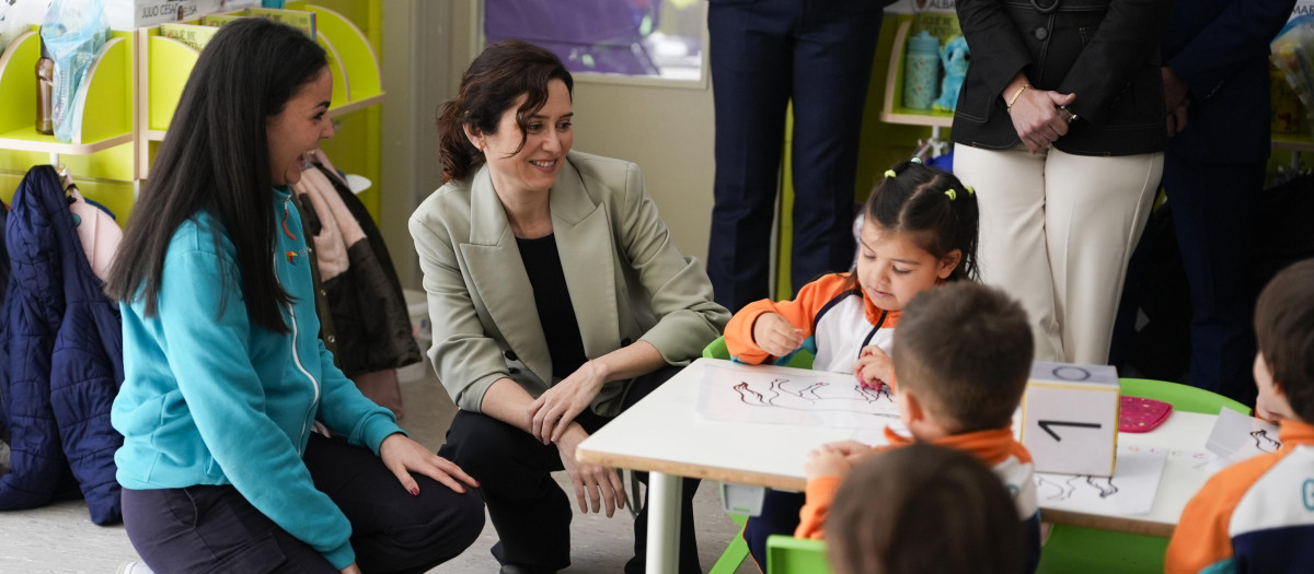 La presidenta de la Comunidad de Madrid, Isabel Díaz Ayuso, en el colegio Gredos San Diego de Valdebebas