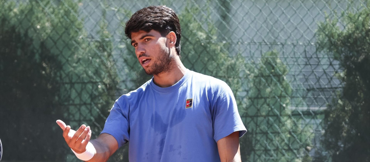 Carlos Alcaraz, durante un entrenamiento en el Conde de Godó