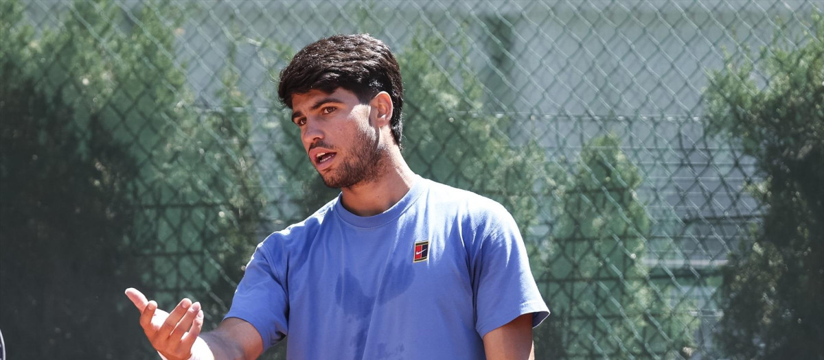 Carlos Alcaraz, durante un entrenamiento en el Conde de Godó