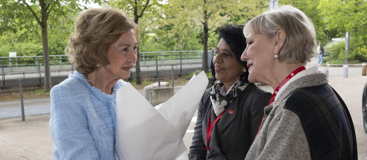 La Reina Sofía es recibida por la directora ejecutiva de Alzheimer’s Disease International, Paola Barbarino