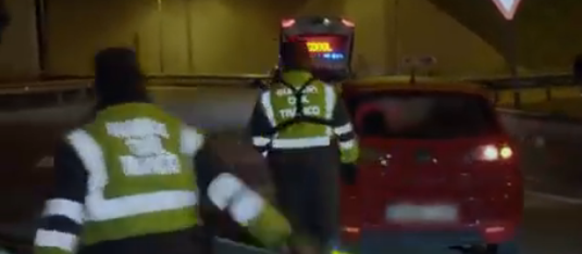 Dos de los agentes durante un control de alcoholemia