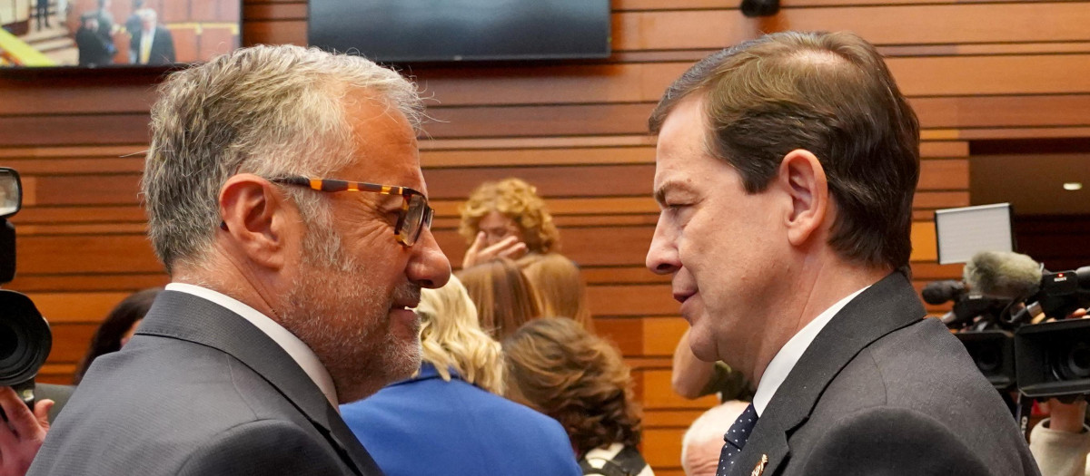Pollán y Mañueco, este martes, en la sesión constitutiva de las nuevas Cortes de Castilla y León, en Valladolid