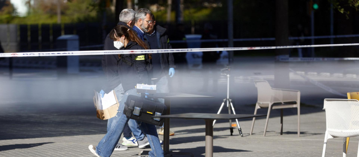 Un hombre se encuentra hospitalizado en estado grave tras ser tiroteado a primera hora de esta tarde en la terraza de una cafetería en la que estaba sentado en el barrio del Poble Nou de Barcelona