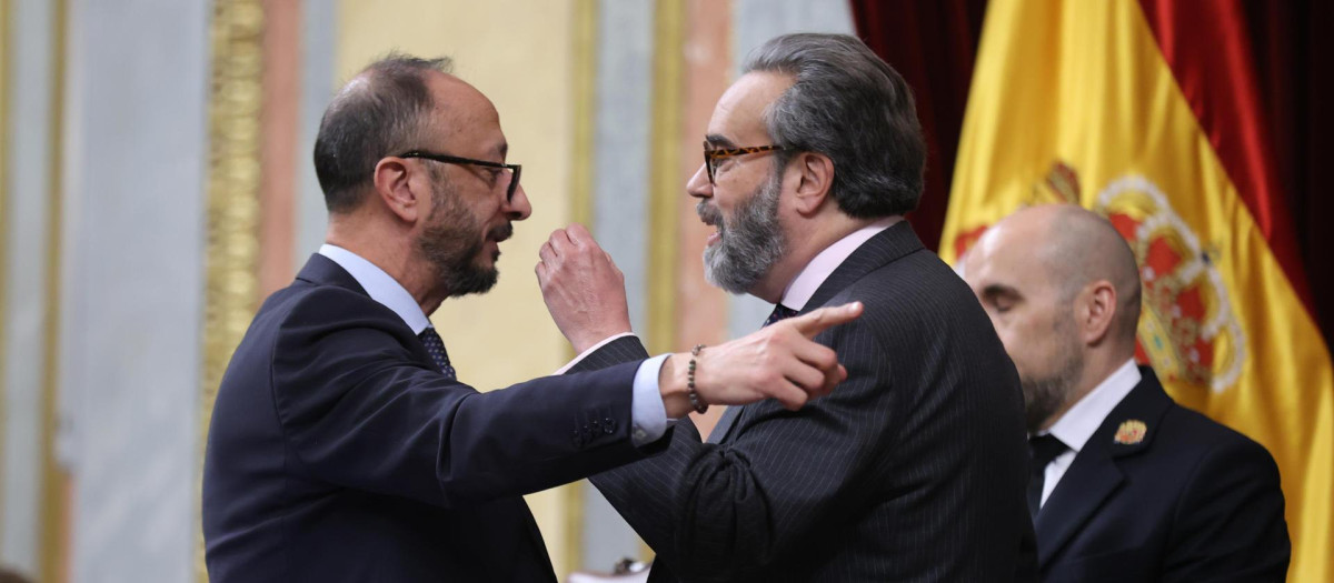 El vicepresidente de la cámara, Alfonso Rodríguez Gómez de Celis (i) discute con el diputado de Vox José María Sánchez