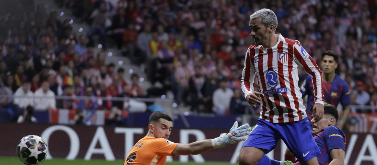 Antoine Griezmann remata ante los jugadores del FC Barcelona