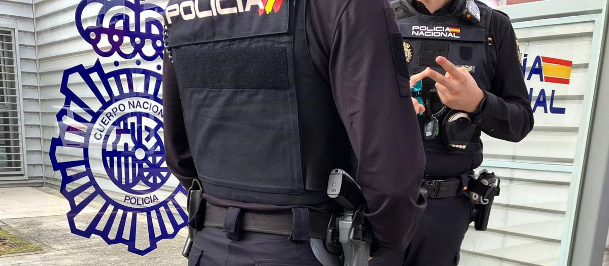 Dos agentes de la Policía Nacional en Valladolid