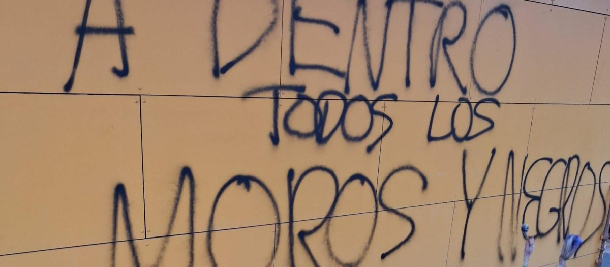 Pintadas contra la inmigración en la sede del PSOE de Salamanca
