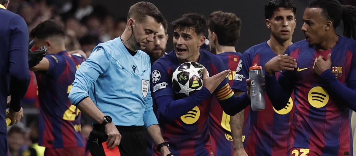 El árbitro francés Clément Turpin se dispone a mostrar una tarjeta roja a Eric García