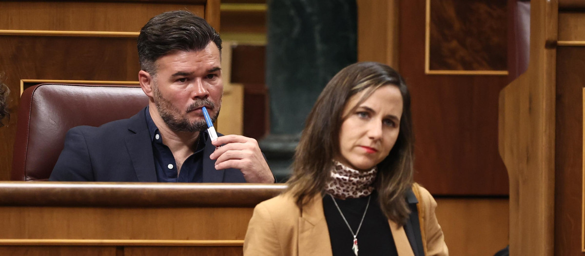 El portavoz de ERC en el Congreso, Gabriel Rufián, y la secretaria general de Podemos, Ioone Belarea