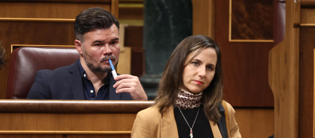 El portavoz de ERC en el Congreso, Gabriel Rufián, y la secretaria general de Podemos, Ioone Belarea